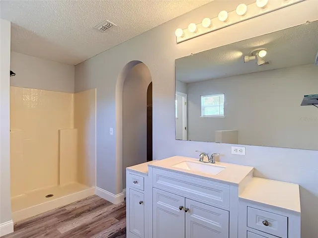 Primary Bedroom’s En Suite Bathroom
