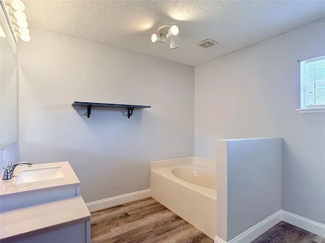 Primary Bedroom’s En Suite Bathroom
