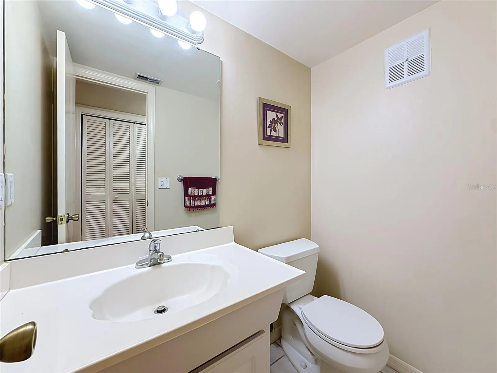 Half bathroom on the 1st floor