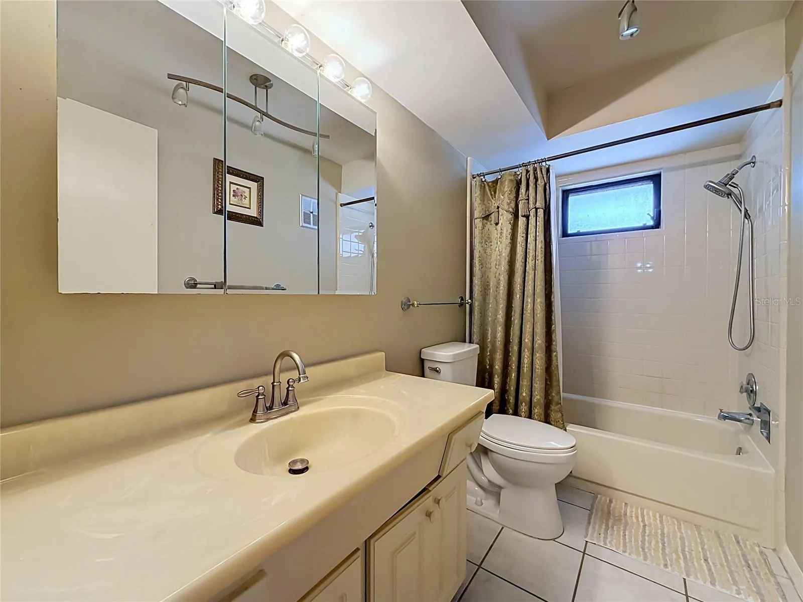 Full Bathroom on the 2nd floor