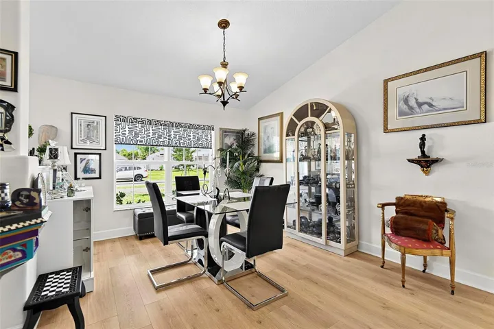Spacious Dining room to enjoy Holiday gatherings