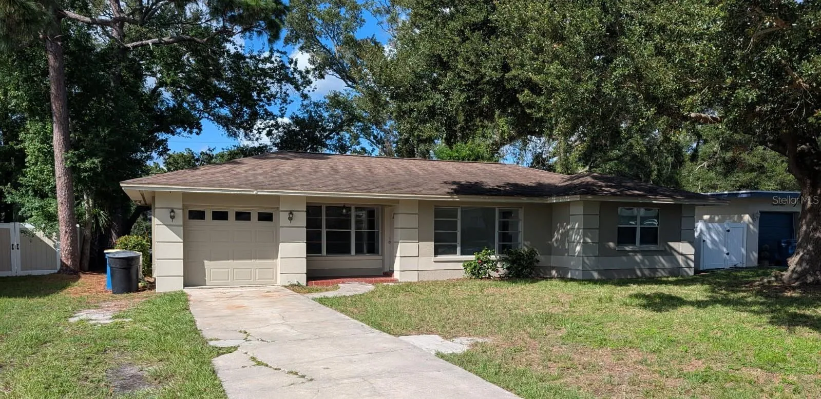 Front of home with 1 Car Garage