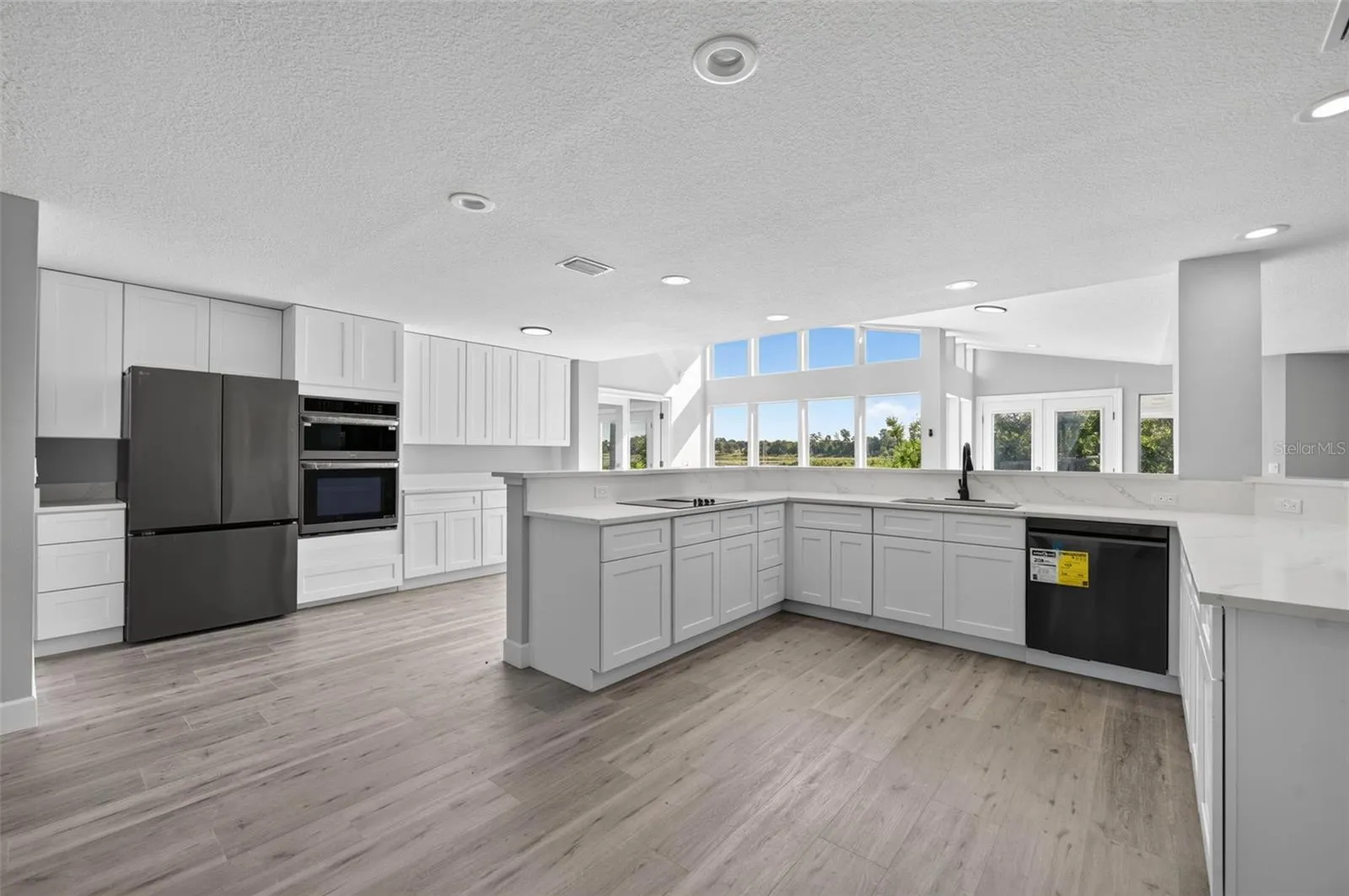 Updated Appliances &amp; Quartz Countertops
