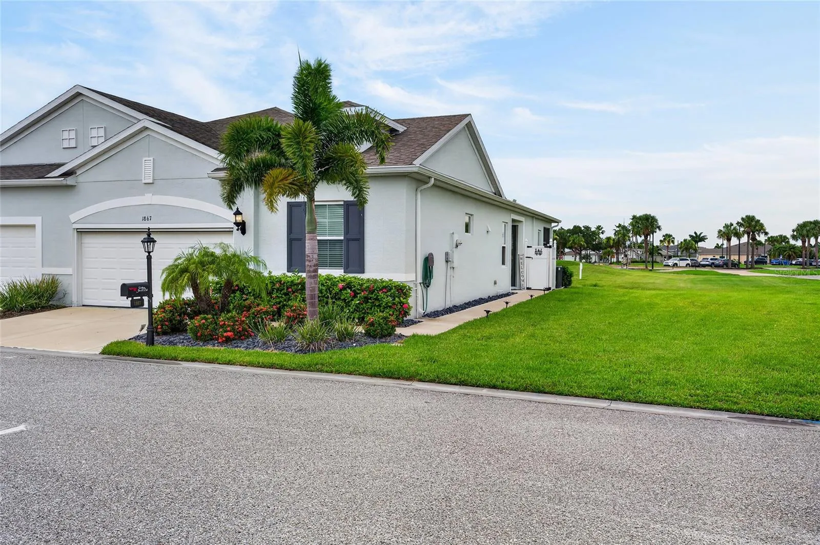 large side yard to have fun outdoor parties