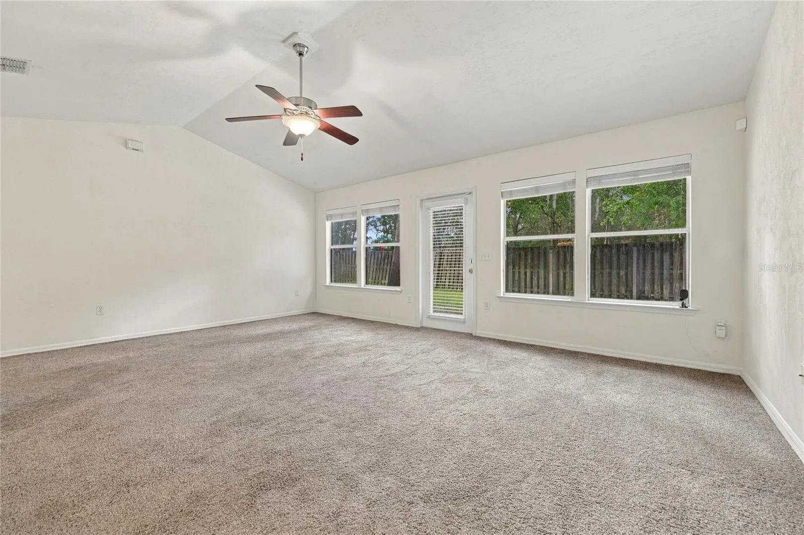 LARGE FAMILY ROOM