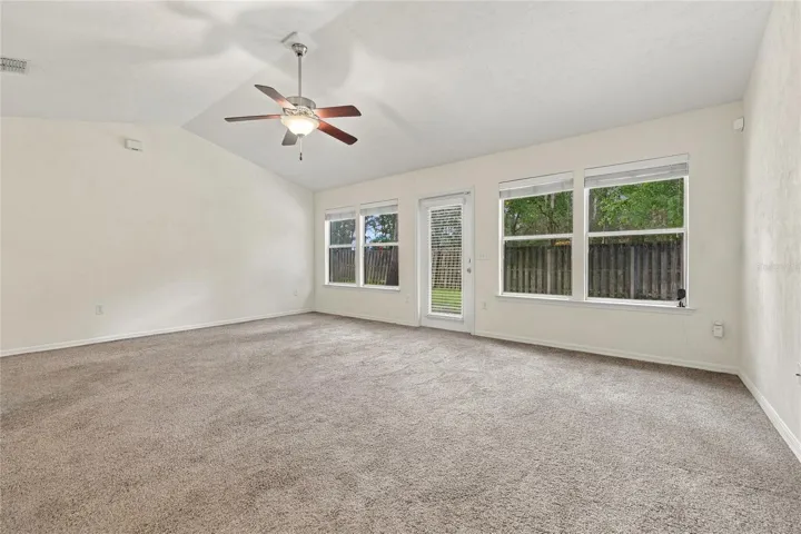 LARGE FAMILY ROOM