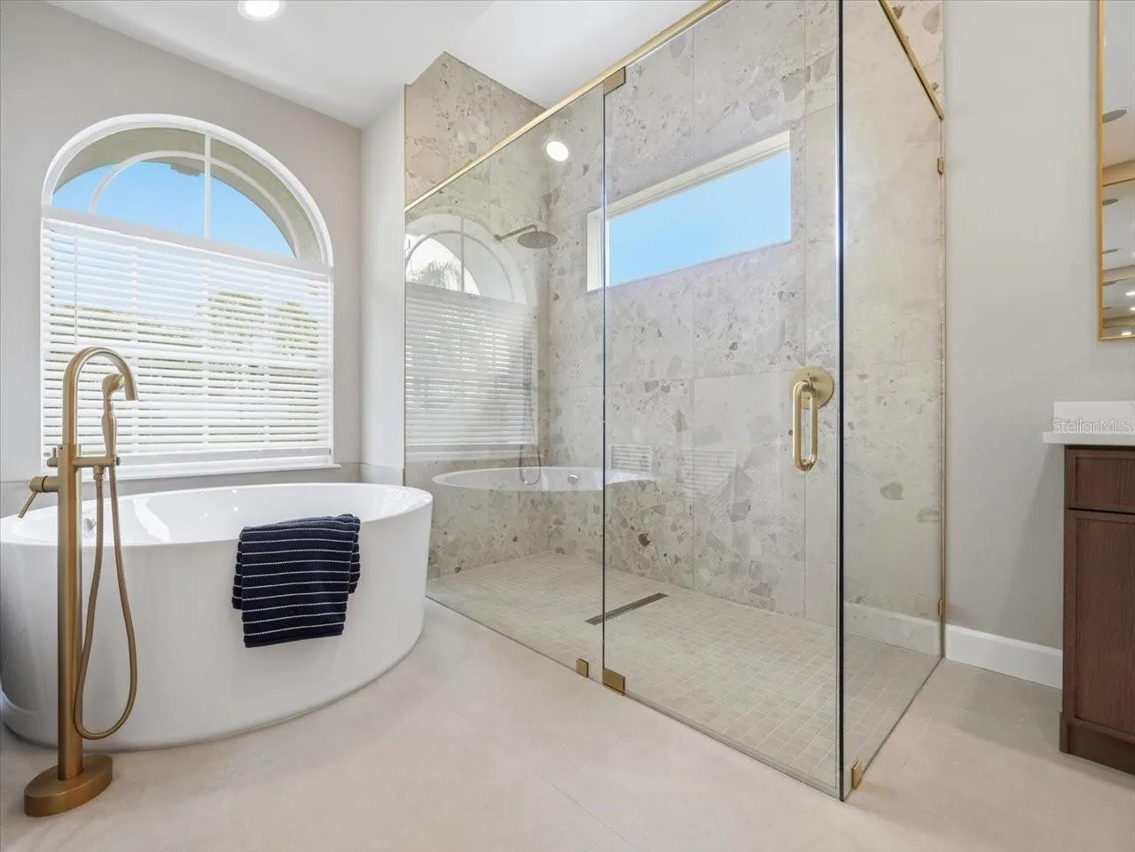 Spa inspired Bath. 5ft round soaking tub!!