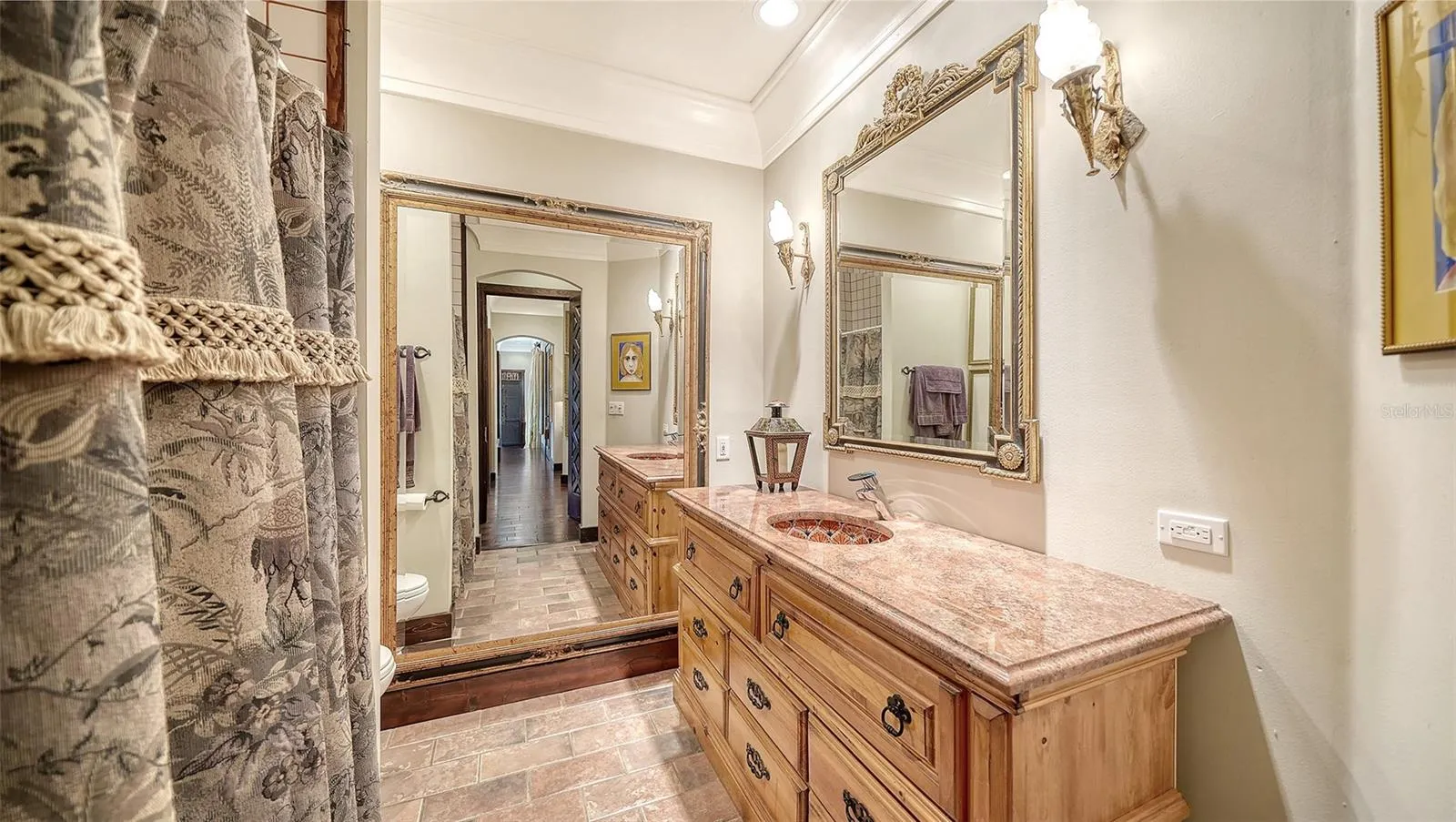 2nd Guest bathroom with tub/shower
