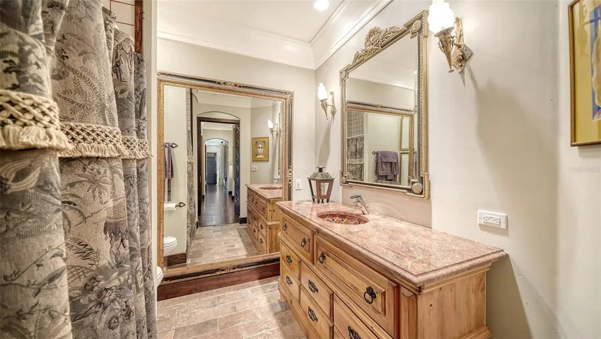 2nd Guest bathroom with tub/shower