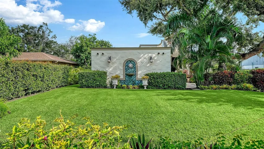Expansive Lawn & Garden Fountain