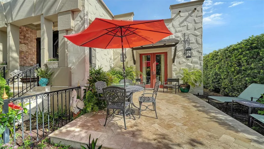 Inviting Courtyard Retreat