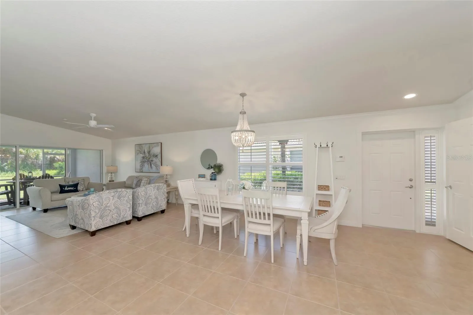 Great room w/ crown molding and vaulted ceiling.