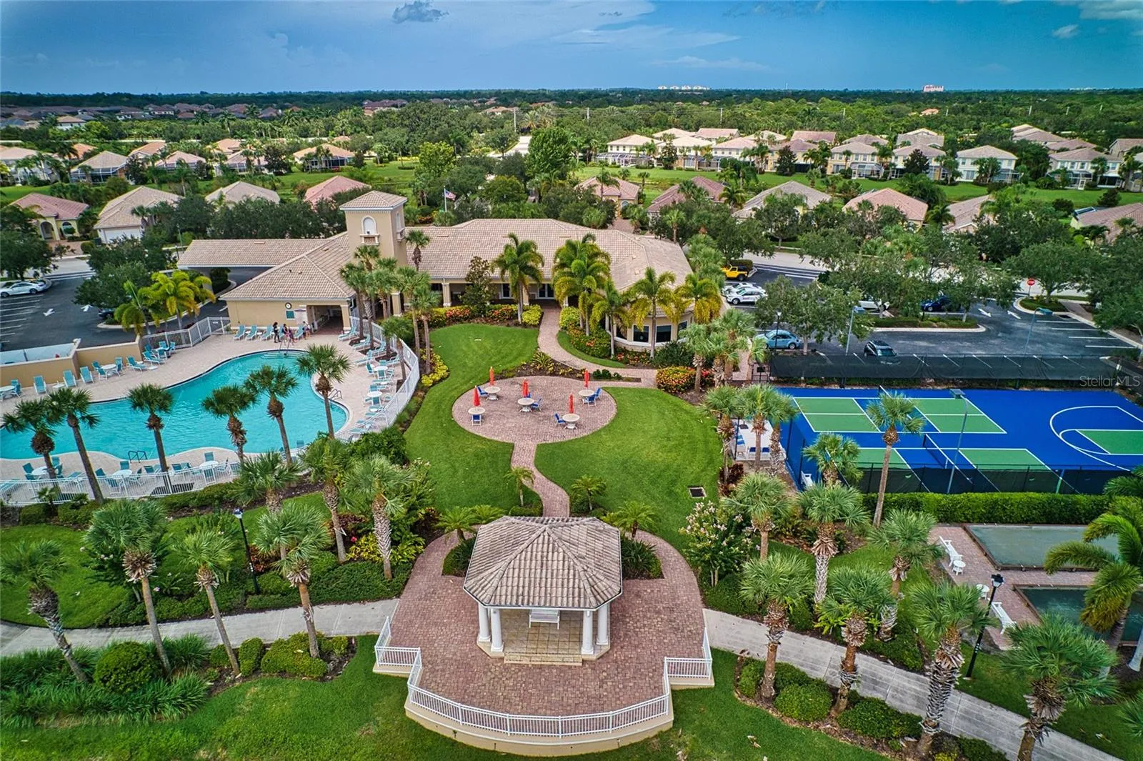 Horizon is Siesta Key, Isles Clubhouse 1 block away, fitness gym, resort pool, pickle ball, tennis, 1/2 basket ball, bocce, & trails.