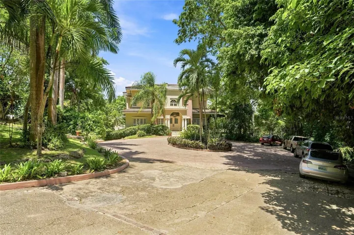 Entrance & circular driveway