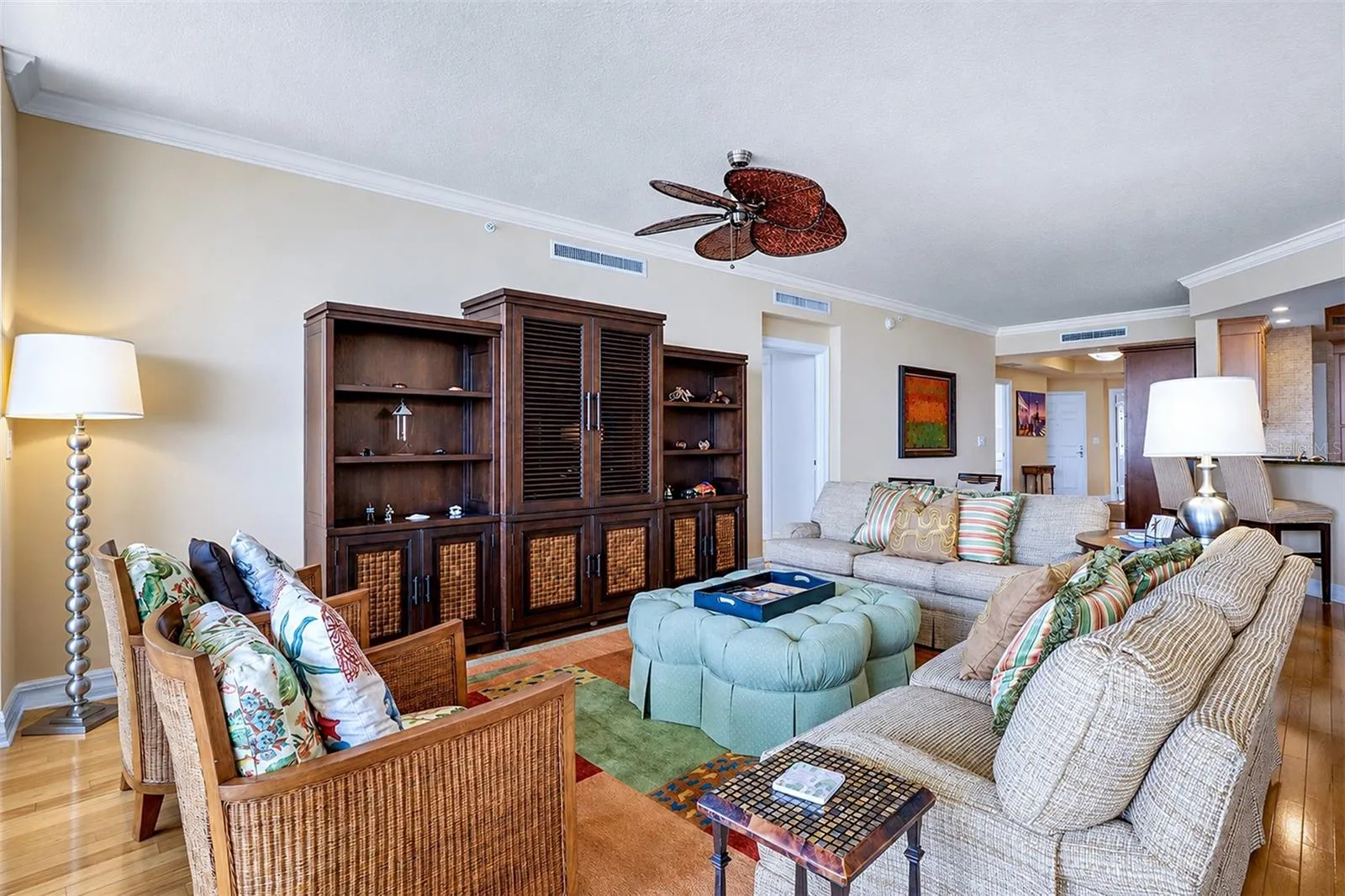 ... Great Room Lounging Areas........ Living Room 25' x 25'....... 9'4" Ceiling Heights.... Crown Molding .... Gulf Front