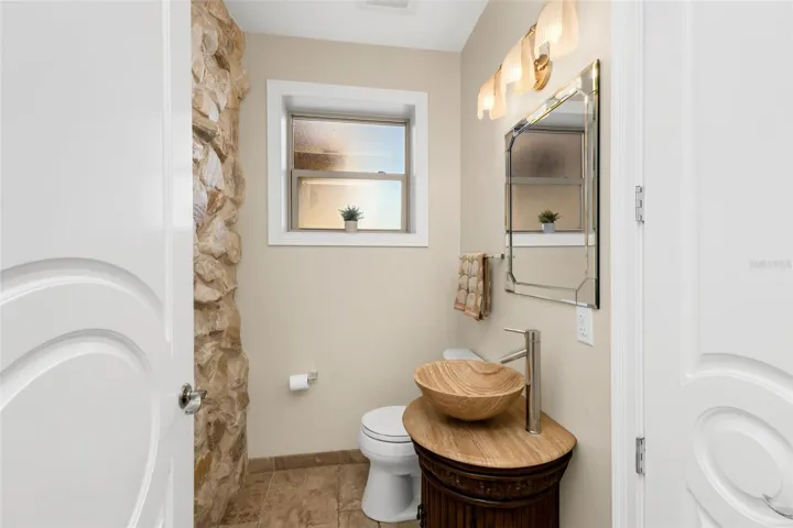 Entry way 1/2 bath