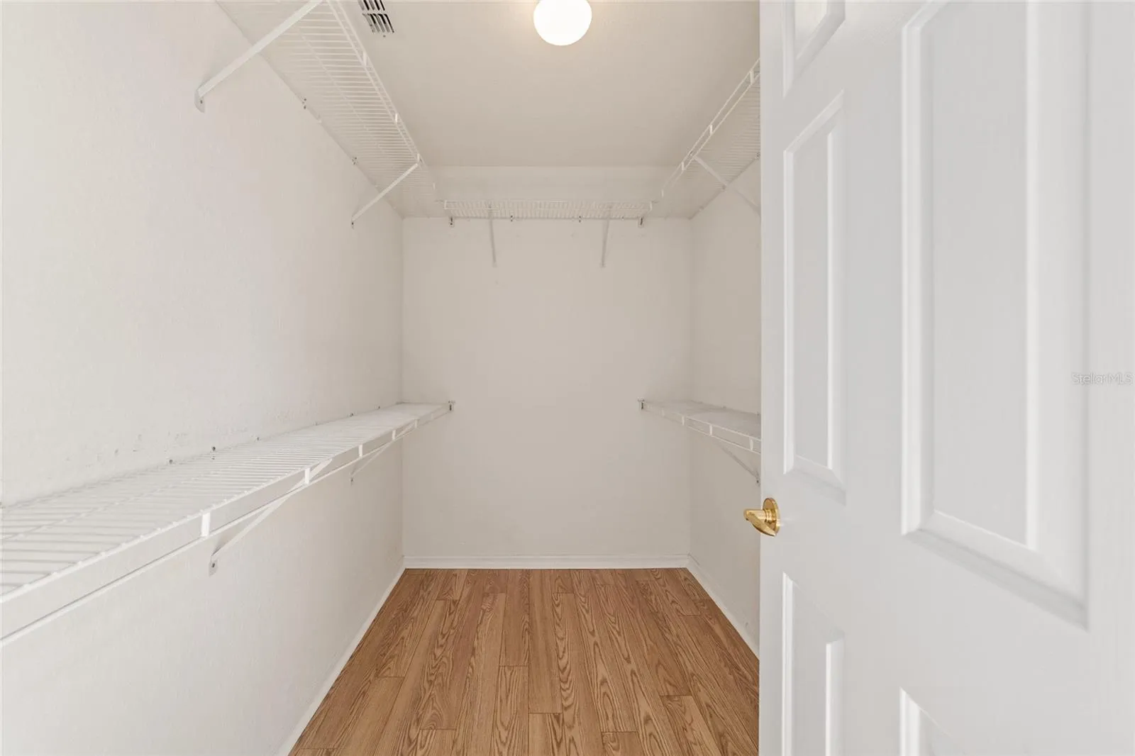 WALK IN CLOSET