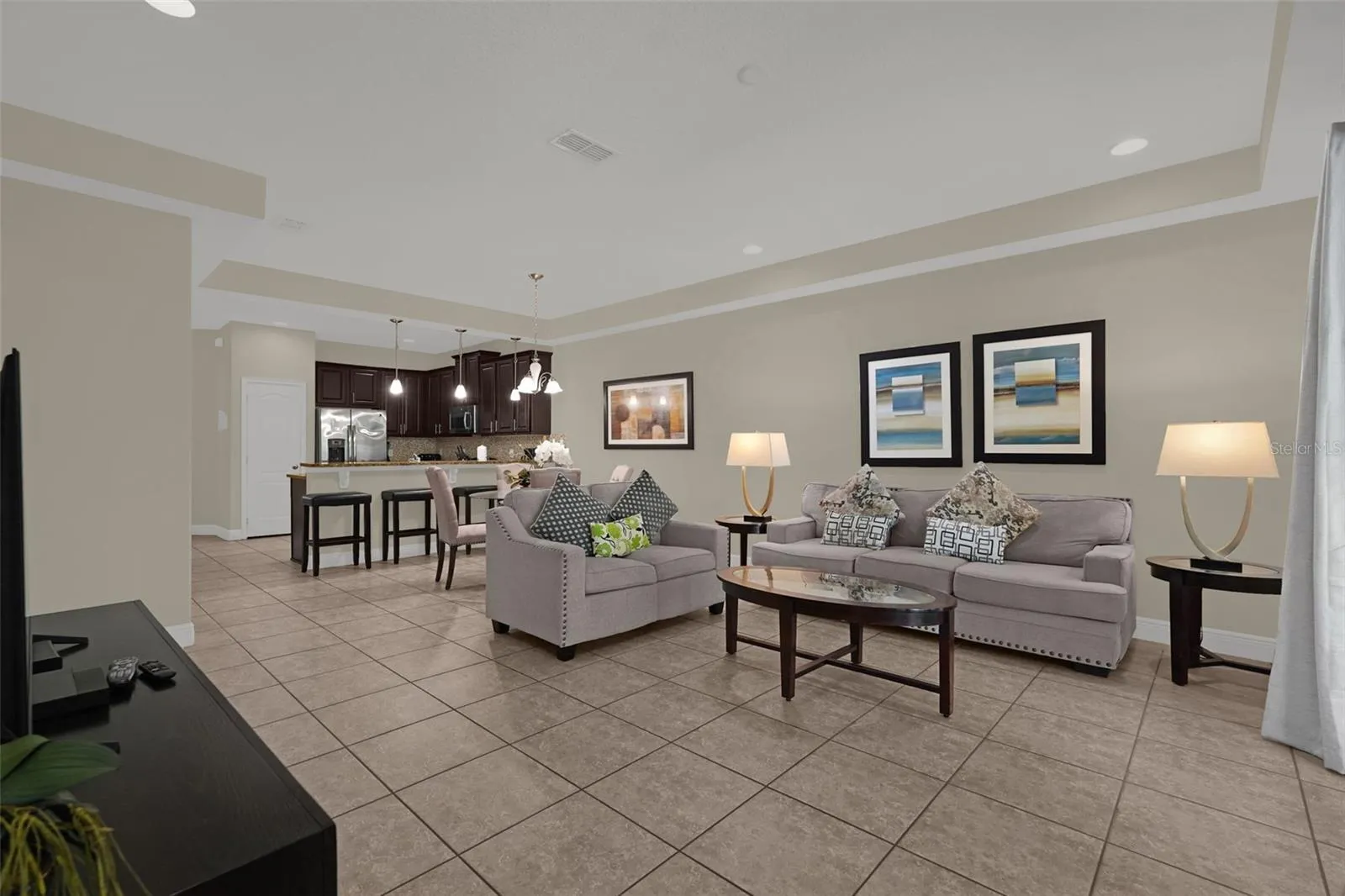Open floorplan: Living/Kitchen/Dining combo
