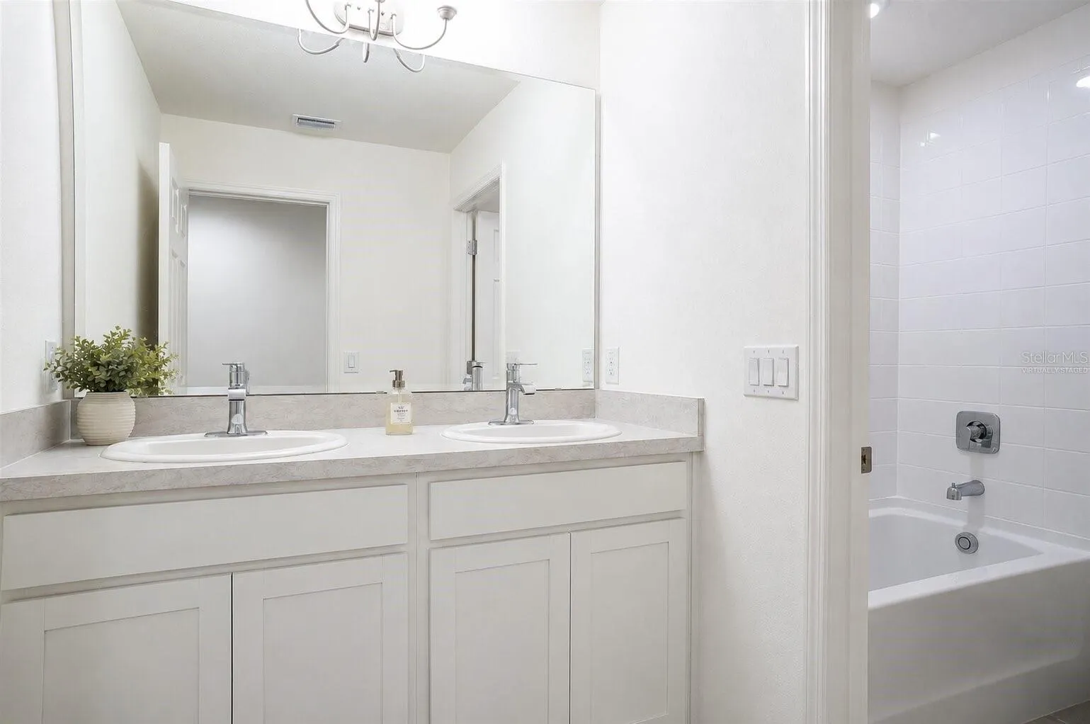 Virtually staged decor