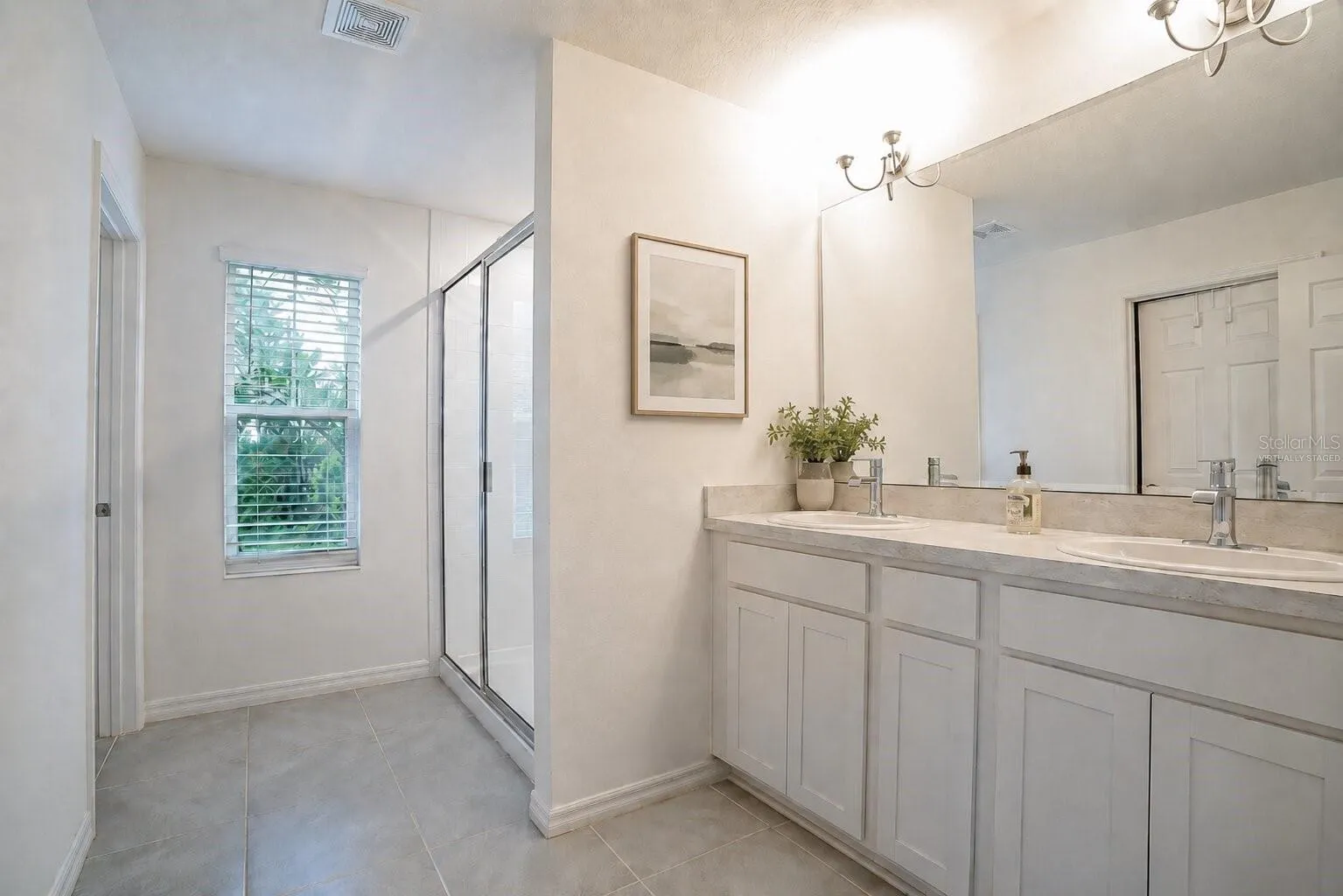 Virtually staged decor