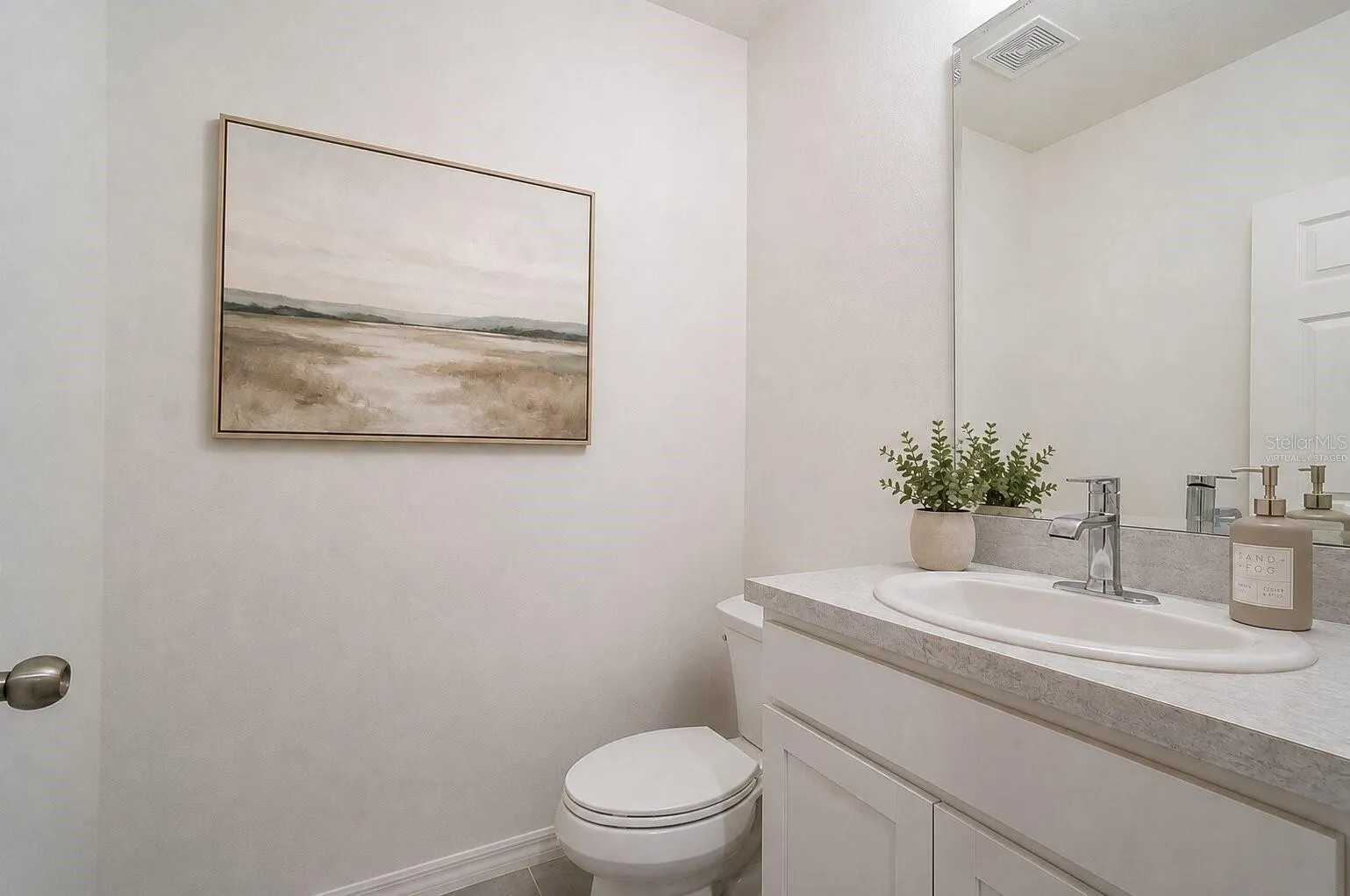 Virtually staged decor