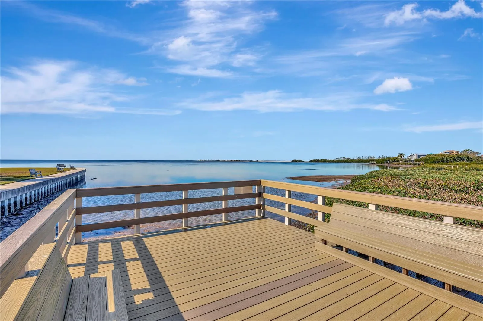 Fred Howard Park (r.) and Sunset Beach (l.)