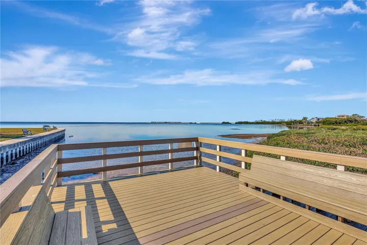 Fred Howard Park (r.) and Sunset Beach (l.)