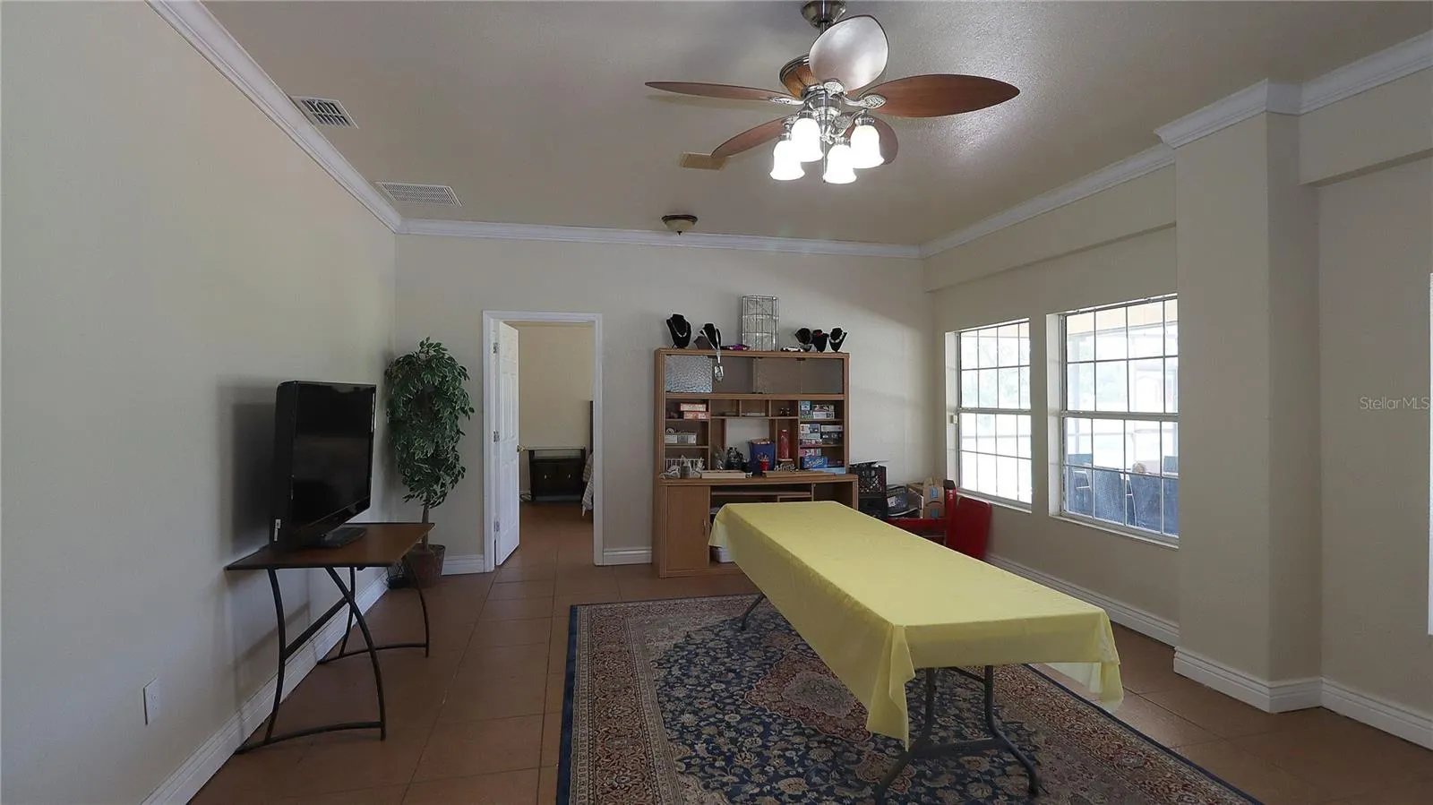 flex room with space for a pool table...