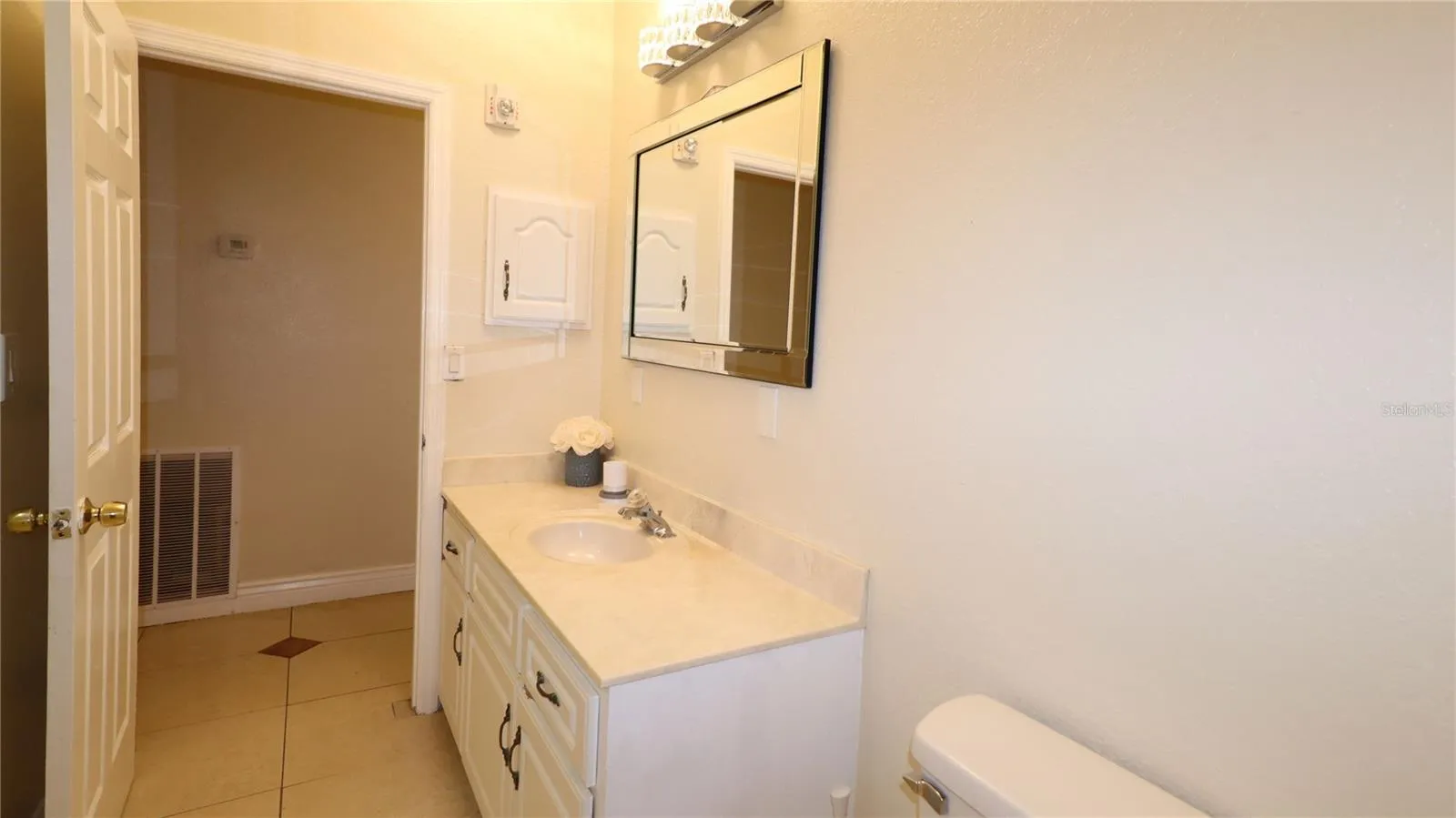 and hall bath access...
