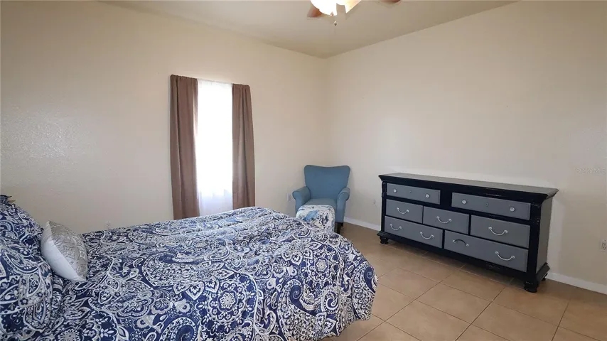 holy cow another bdrm...