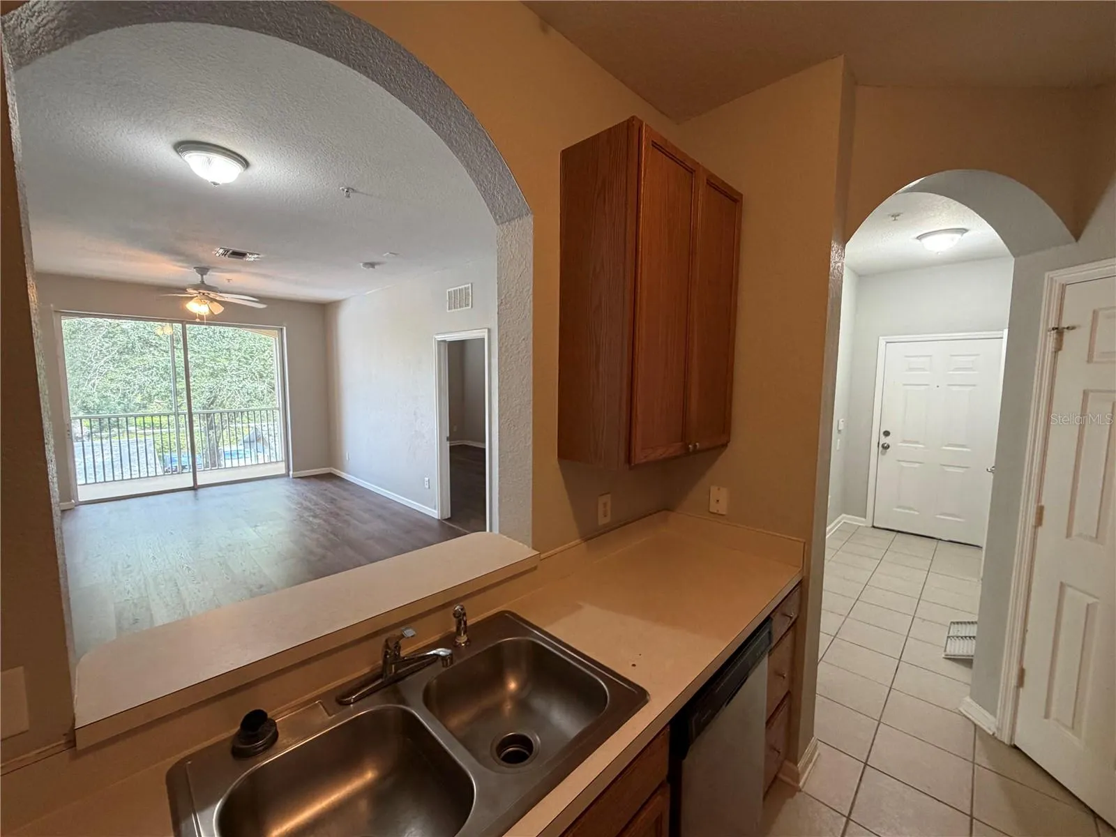From the kitchen can see the main entrance and living room
