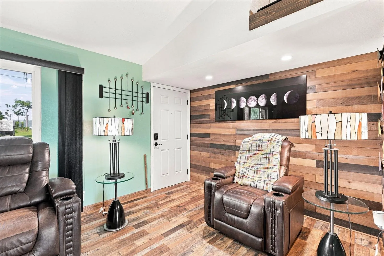 Front Livingroom Foyer Is Welcoming