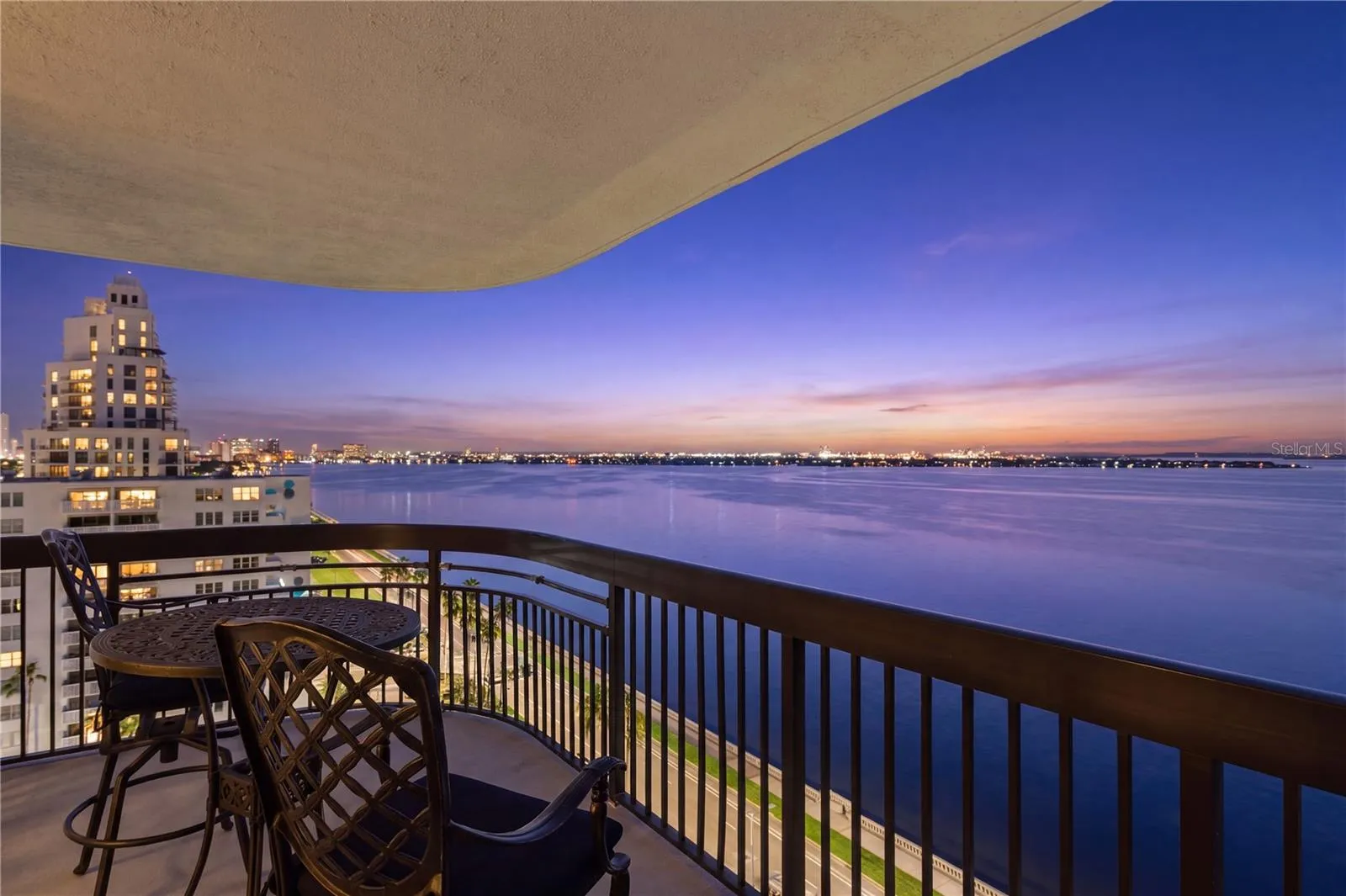Alfresco Dining overlooking the Bay!