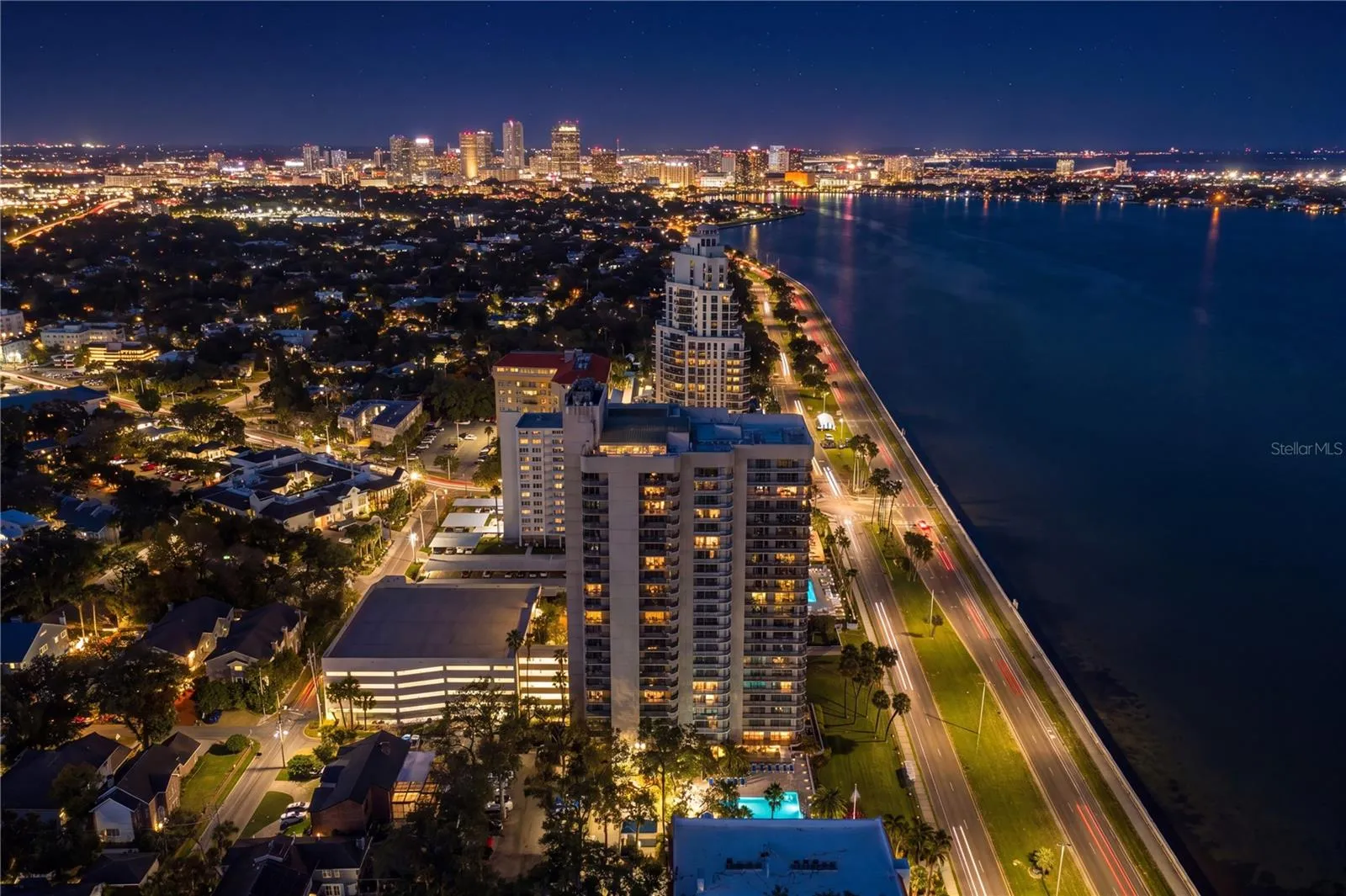 The front Bayshore Position of this residence enjoys sctualy Bayshore and downtown views.