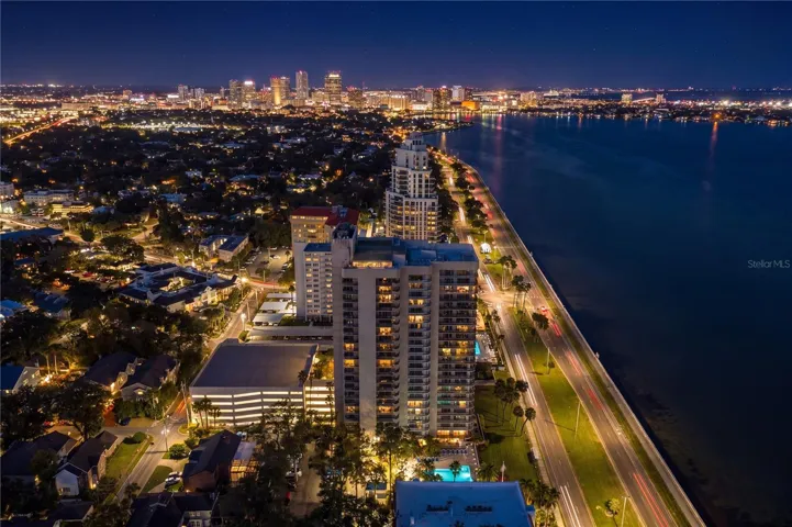 The front Bayshore Position of this residence enjoys sctualy Bayshore and downtown views.