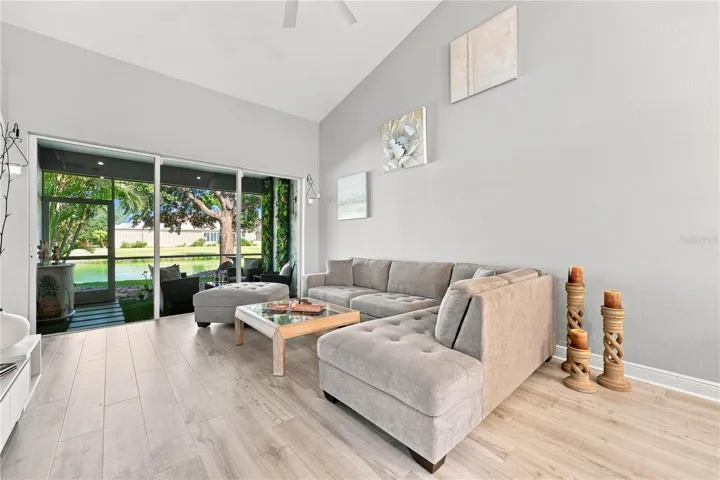 Living room with exit to lanai