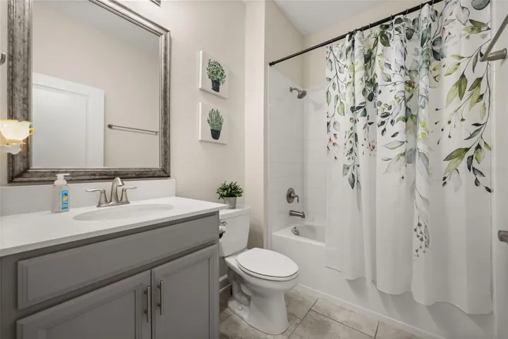 Bathroom (downstairs)