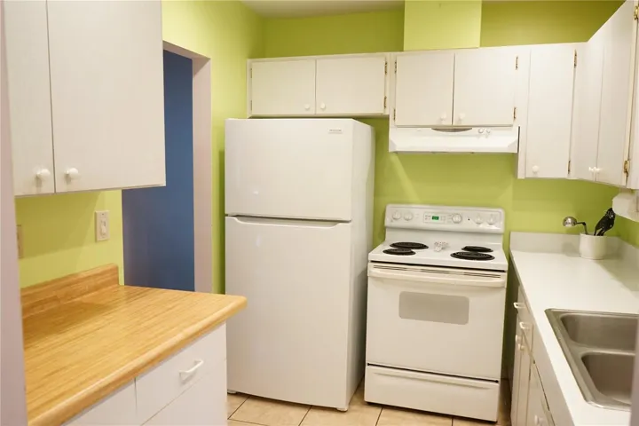 pleanty of cabinets
