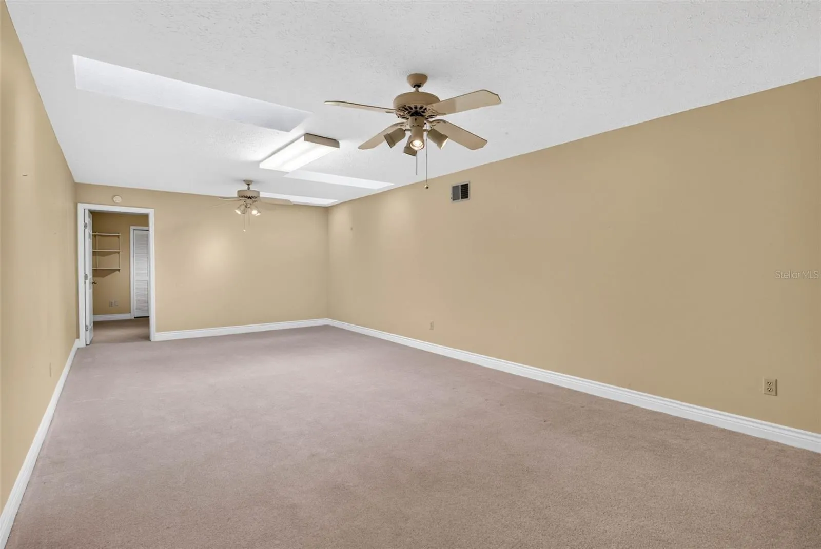Huge bonus room with full bathroom