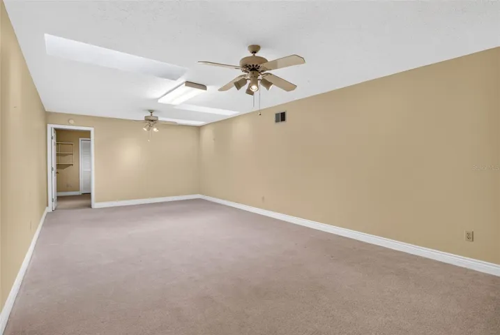 Huge bonus room with full bathroom
