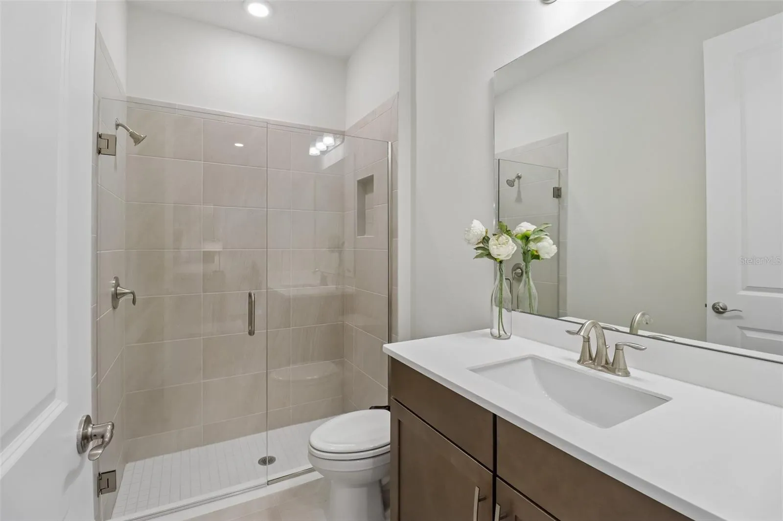 Main floor full bath.