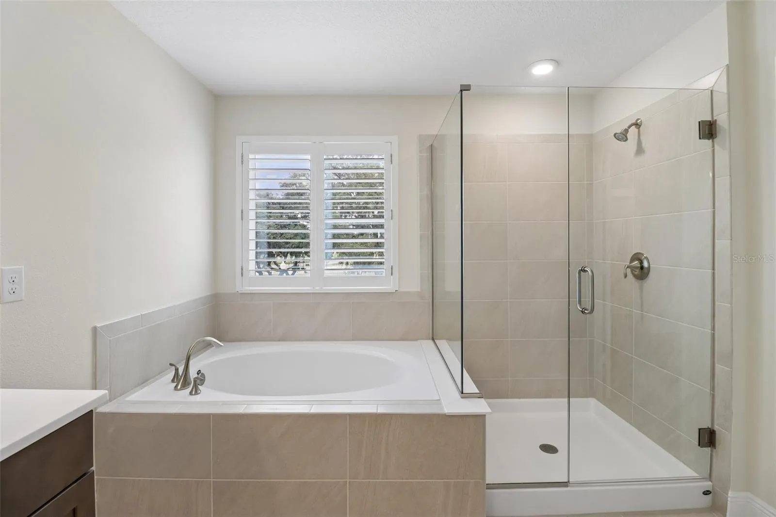 Primary en-suite bath.