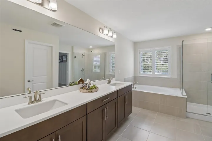 Primary en-suite bath.