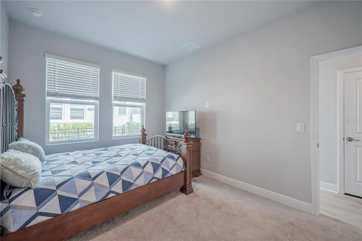 Bedroom with build in full bathroom. Idea for guests.