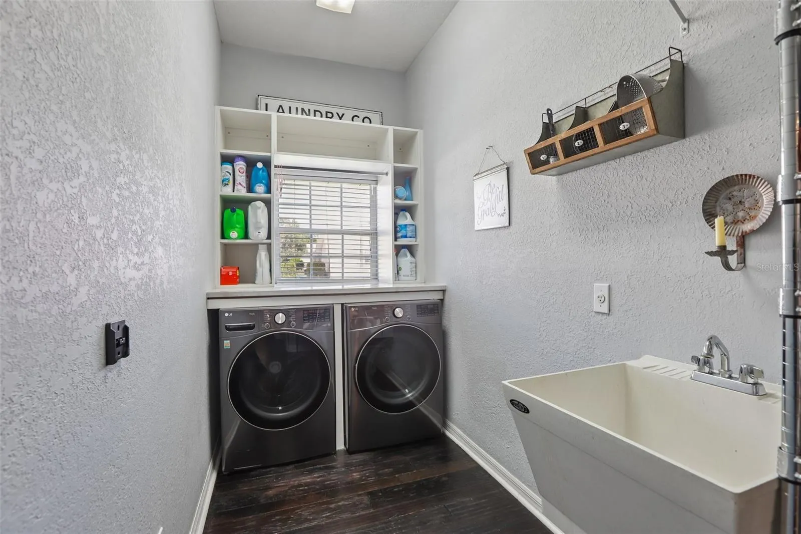 Laundry Room (washer/dryer convey)