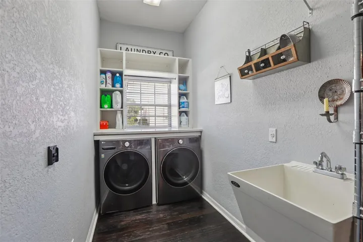 Laundry Room (washer/dryer convey)