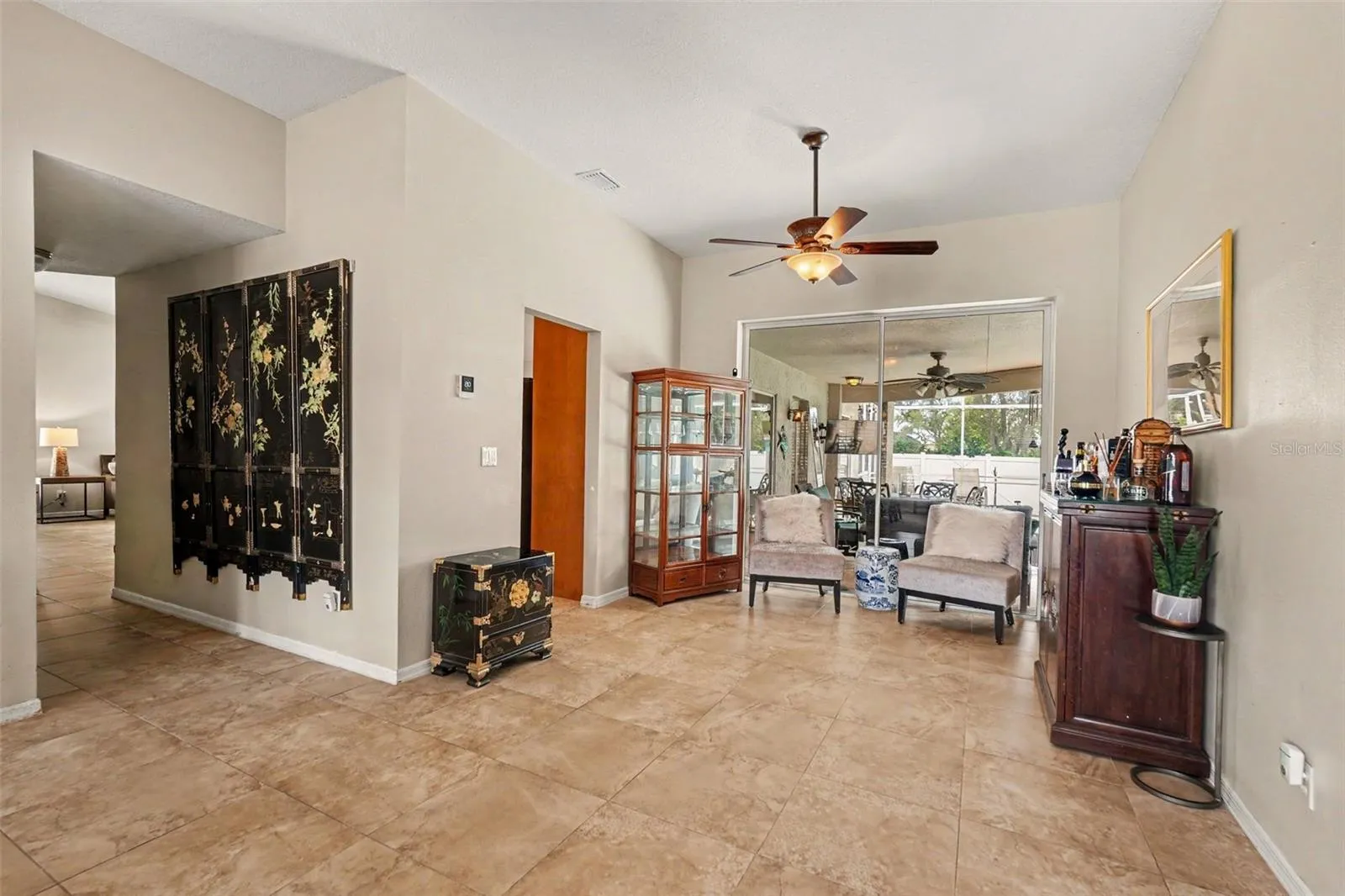 Entry Welcome area / sitting room