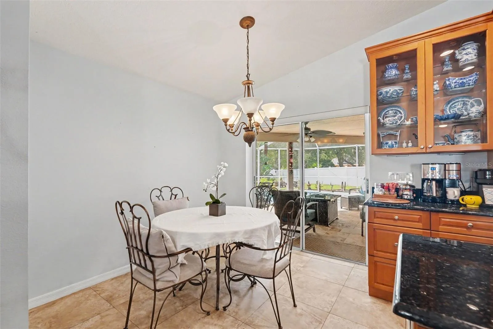 Breakfast Nook opens to Lanai