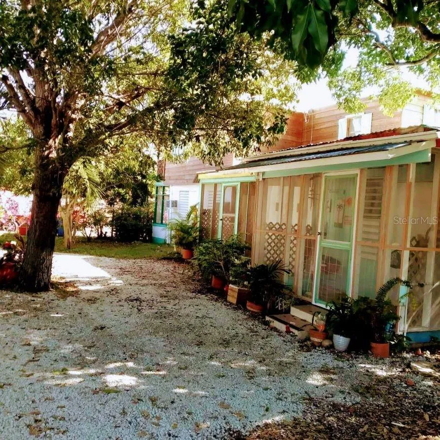 Courtyard, Quenepa, Kanela