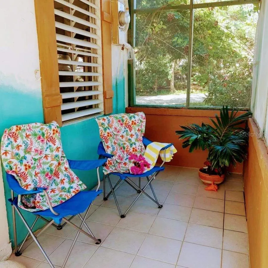 Kanela Front Porch
